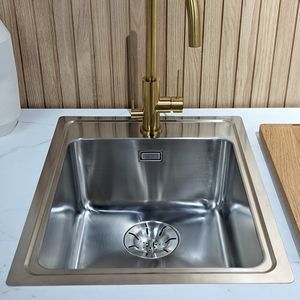 single-bowl kitchen sink