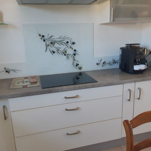 lacquered glass backsplash