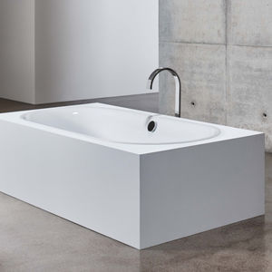 oval bathtub 1