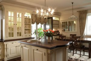 traditional kitchen / wooden / island / lacquered
