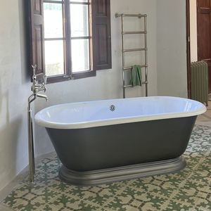 oval bathtub 1
