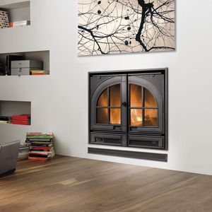 wood-burning fireplace / traditional / closed hearth / built-in
