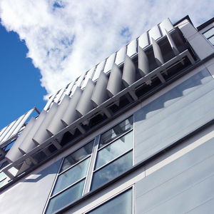 extruded aluminum solar shading / for facade / vertical / orientable