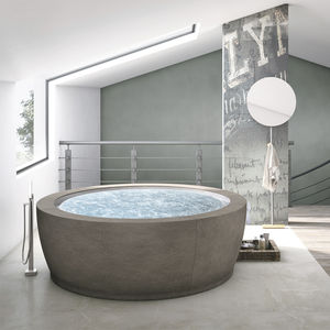 round bathtub