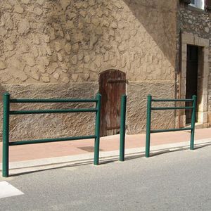 protective barrier / fixed / galvanized steel / wire mesh