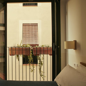 contemporary wall light