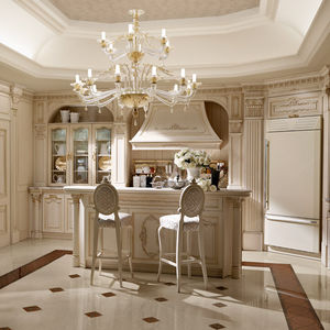 traditional kitchen / oak / granite / island