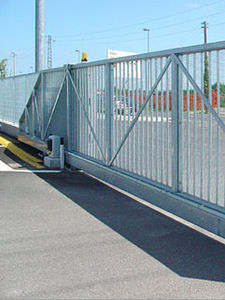 sliding gates / metal / panel / commercial