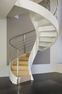spiral staircase / concrete frame / oak steps / with risers