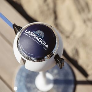 guidance barrier with retractable strap