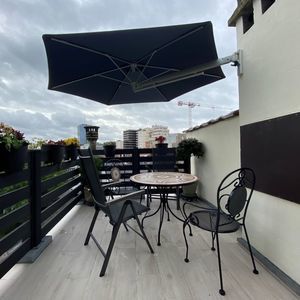wall-mounted parasol 1