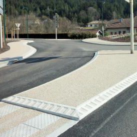 sidewalk edge / concrete / linear