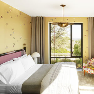 traditional wallpaper / animal motif / fabric look / yellow