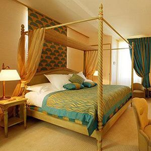 canopy bed
