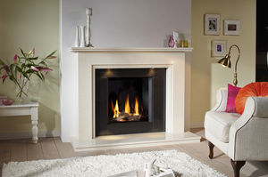 gas fireplace / traditional / closed hearth / built-in