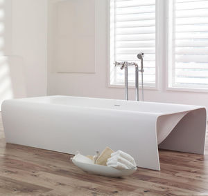 free-standing bathtub / plastic