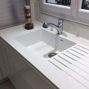 single-bowl kitchen sink