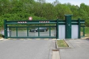 sliding gate