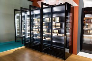 wall-mounted refrigerated display case 1