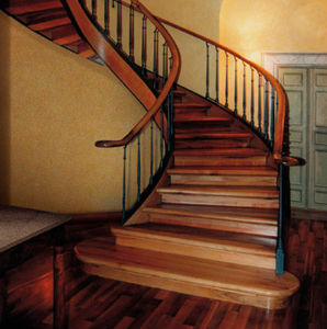 circular staircase / wooden frame / wooden steps / with risers