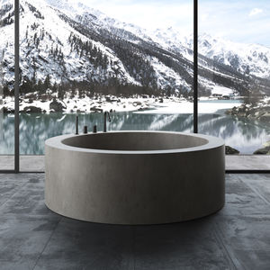 round bathtub