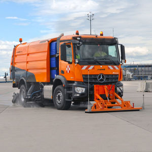 street sweeping machine / truck-mounted