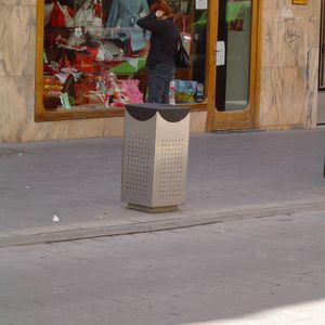 public trash can / galvanized steel / cast iron / cast aluminum