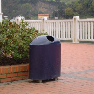 public trash can / galvanized steel / cast iron