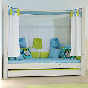 canopy bed