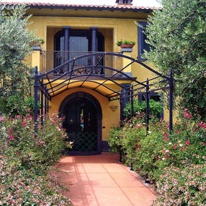 self-supporting pergola