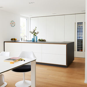 contemporary kitchen / stone / lacquered wood / island