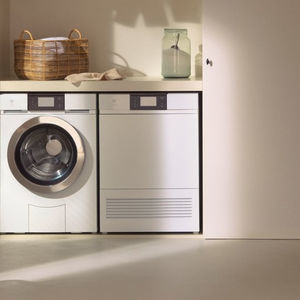 dryer with heat pump
