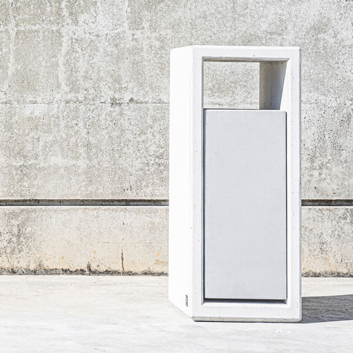 Public trash can - OUTLINE : 532.CXN304 - SIT Urban Design - stainless steel / concrete / hooded