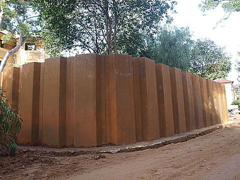 Concrete retaining wall - Planas - prefab / modular