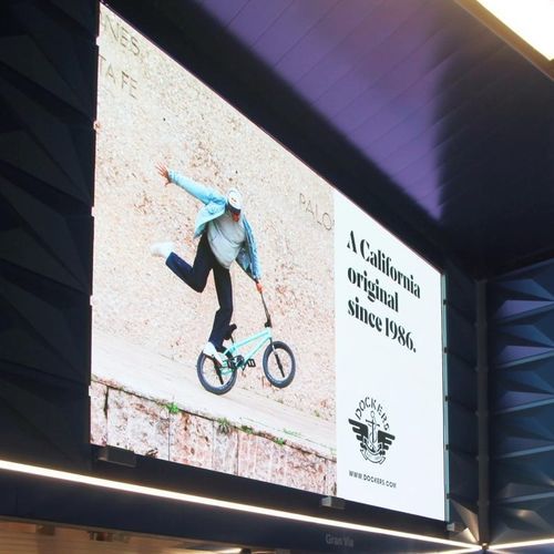 Wall-mounted projector screen - JCDecaux - Mobilier Urbain - electric / muti-format / acoustically transparent