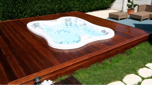 Built-in hot tub - LOTUS BAY - DIMENSION ONE SPAS - square / 7-person / home