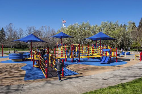 Playground structure - Athan Downs Park - Design 7554 - LANDSCAPE STRUCTURES - stainless steel / powder-coated steel / polyethylene