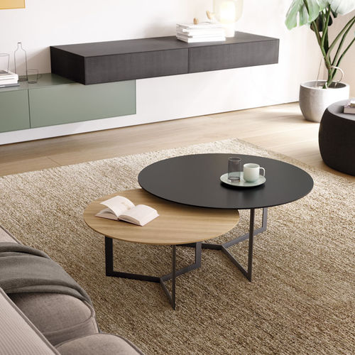 Contemporary nesting tables - KABI - TREKU - lacquered wood / metal base / round