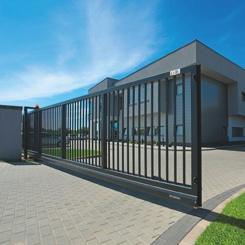 Sliding gate - PI - WISNIOWSKI - metal / with bars / motorized