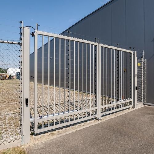 Swing gate - BASTION  - WISNIOWSKI - galvanised steel / with bars / motorized