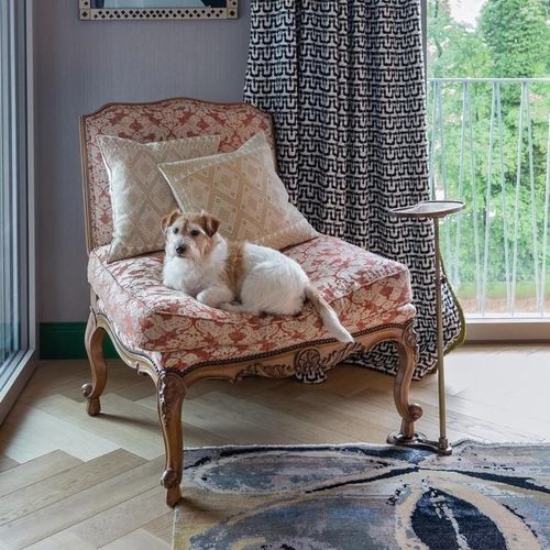 Louis XV style fireside chair - LISIEUX  - Oficina Inglesa - fabric / leather / oak