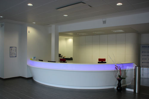 Semicircular reception desk - 6 - V-korr Creative Surface - Solid Surface / illuminated / for hotel