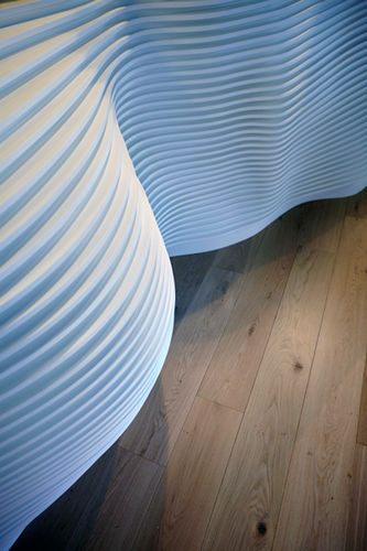 Semicircular reception desk - BAR ET BANQUE D'ACCUEIL - V-korr Creative Surface - Solid Surface / for hotel