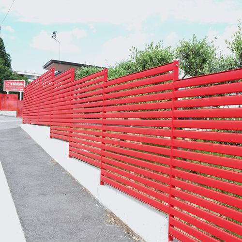 Louvered fence - Linear Orizzontale - Libra Industriale spa - residential / painted metal / perforated