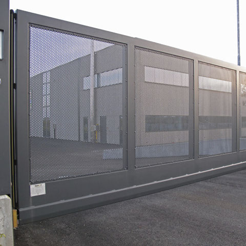 Self-supporting gate - Grigliati Baldassar S.r.l. - metal / wire mesh / with bars