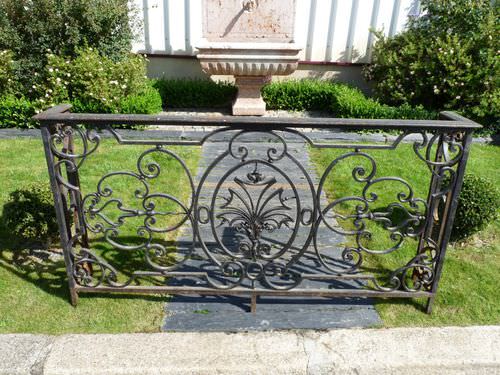 Wire mesh balcony - bca materiaux anciens - wrought iron