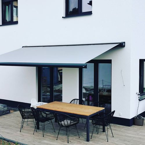 Folding-arm awning - 300 - Kadeco Sonnenschutzsysteme GmbH - motorized / commercial / patio