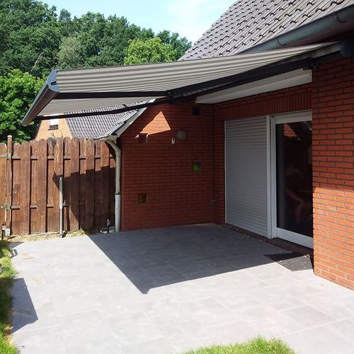 Folding-arm awning - 210 - Kadeco Sonnenschutzsysteme GmbH - motorized / patio / customizable color