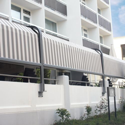Wall-mounted pergola - CURVED 610 - Kadeco Sonnenschutzsysteme GmbH - self-supporting / surface mounted / aluminium
