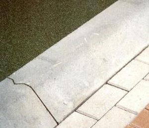 Sidewalk edge - Bleijko - concrete / bus platform / linear